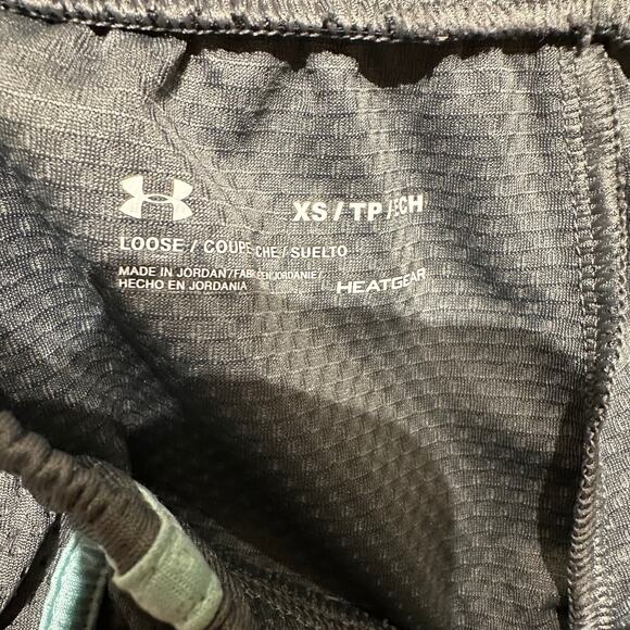 Ladies Under Armor Size XS Short Micro Workout Short Gray with Sea Green Trim - Picture 6 of 6